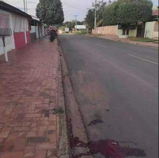 Marcas de sangue no asfalto onde o atropelamento aconteceu. (Foto: Divulgação)