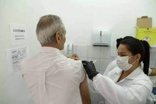 Idoso sendo vacinado em posto de saúde de Campo Grande.(Foto: Kísie Ainoã/Arquivo)