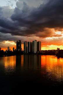 Lago do Parque das Nações Indígenas ao entardecer. (Foto: Denílson Nantes)