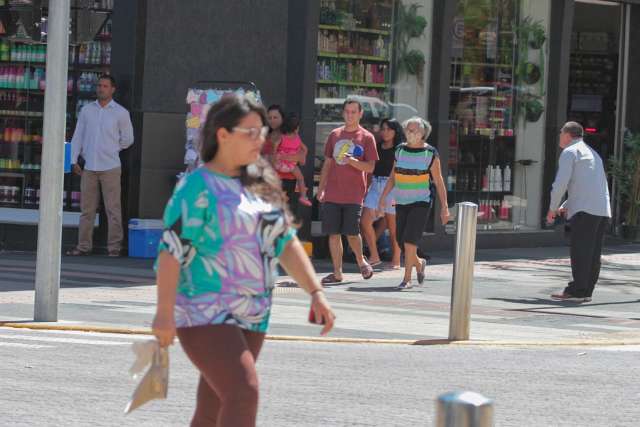 Alegando 6 mil demiss&otilde;es no ano, com&eacute;rcio celebra feriado com as portas abertas