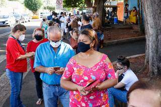 Idosos esperam pela vez de serem vacinados em Campo Grande (Foto: Henrique Kawaminami/Arquivo)