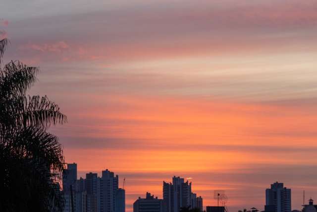 Céu nublado e tempo seco prevalecem nesta quinta-feira