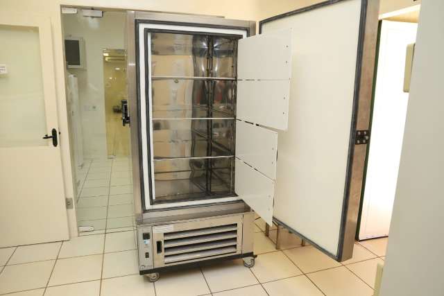 Ultrafreezer cedido por universidade pode armazenar até 30 mil doses da Pfizer