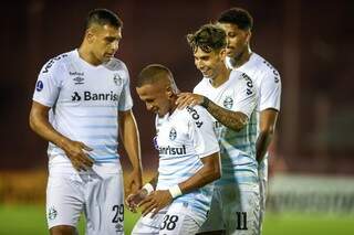 No retorno a La Fortaleza, Gr&ecirc;mio vence Lan&uacute;s por 2 a 1 e lidera Grupo H