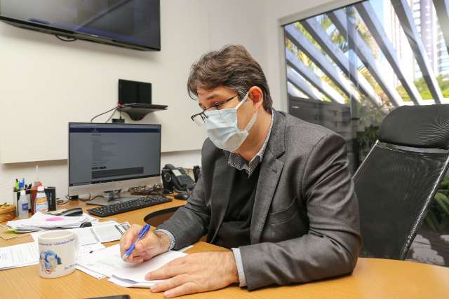 Capital muda estrat&eacute;gia e suspende vacina&ccedil;&atilde;o do p&uacute;blico em geral por idade 