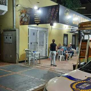 Guarda fiscaliza restaurante aberto durante o toque de recolher (Foto: Divulgação)