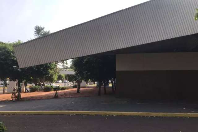 Teto de rodovi&aacute;ria cede e local &eacute; isolado por risco de desabamento 