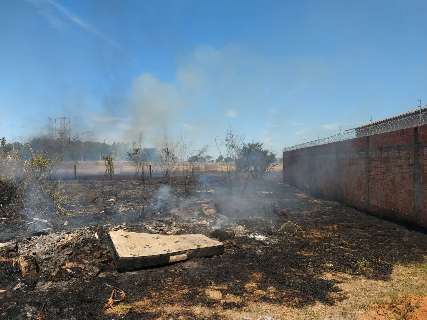 Com muita fumaça, incêndio em terreno revolta moradores do Estrela Parque 