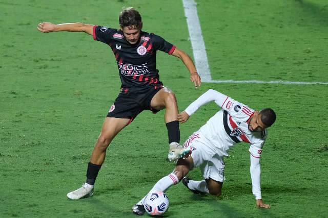 Sem ser brilhante, S&atilde;o Paulo bate Rentistas por 2 a 0 e soma 8&ordf; vit&oacute;ria seguida