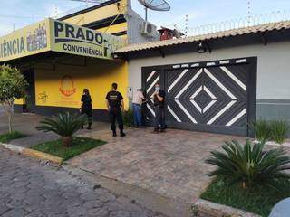Polícia Federal foi à conveniência de família de vereador de Corumbá. (Foto: Weber Reis/Folha MS)