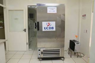 O ultra freezer tem a capacidade de manter as amostrar congeladas a -86°C. (Foto: Paulo Francis)