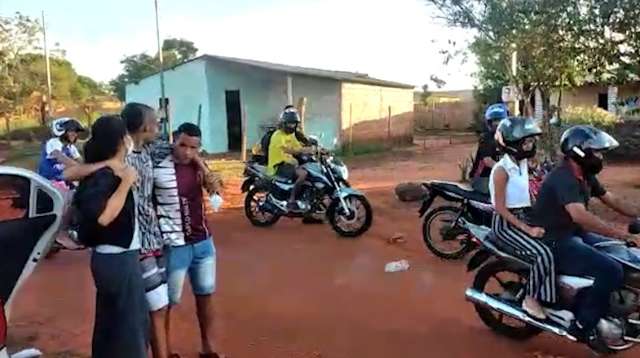 Motociclista &eacute; recebido por colegas ap&oacute;s 16 dias desacordado