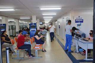 Candidatos aguardando atendimento na Funsat. (Foto: Paulo Francis)