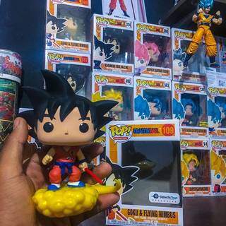 Marcos segura um boneco &#34;cabeçudo&#34; do personagem Goku, do Dragon Ball Z, feito pela Funko (Foto: Arquivo Pessoal)