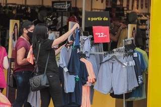 Mulheres observam roupas em loja da Capital (Foto: Arquivo)