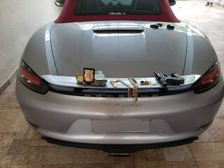 Ostentação: Porsche, dinheiro, joiuas e pistola foram apreendidos. (Foto: Divulgação/PF)