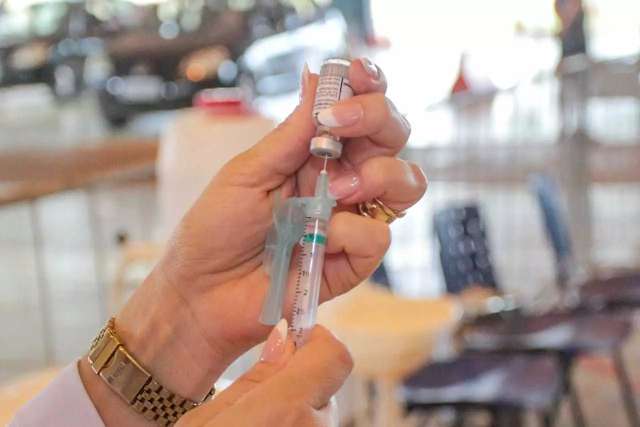 Al&eacute;m de doses da Fiocruz, Brasil receber&aacute; mais 4 milh&otilde;es de vacinas da OMS