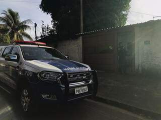 V&iacute;timas dizem que ladr&atilde;o foi baleado pelo comparsa em briga durante assalto