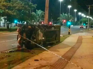 Após colisão, carro da vítima capotou na Avenida Afonso Pena (Foto: Direto das Ruas/Arquivo Campo Grande News)