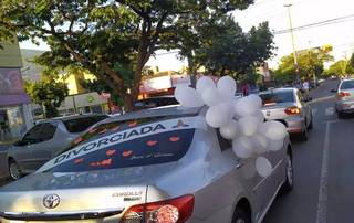 Pelas ruas do município douradense, a divorciada fez propaganda do seu novo &#34;título&#34; (Foto: Direto das Ruas)