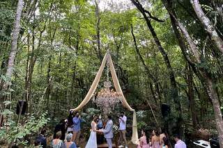 Cerimônia aconteceu às 13h de um domingo, sob árvores em chácara (Foto: Divulgação/Chácara Manancial das Águas)
