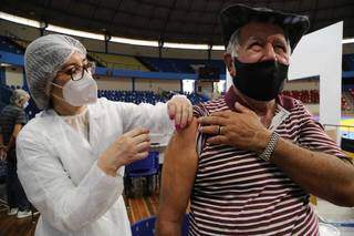 Homem é vacinado contra a covid-19 no final de março, em Campo Grande (Foto: Kísie Ainoã/Arquivo)