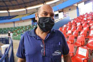 Adnei diz que adverte passageiros sempre para que usem máscara (Foto: Paulo Francis)