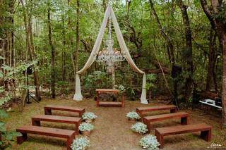 Seis bancos de madeira, um lustre e muitas árvores; assim foi o local de cerimônia do casamento (Foto: William Matos)