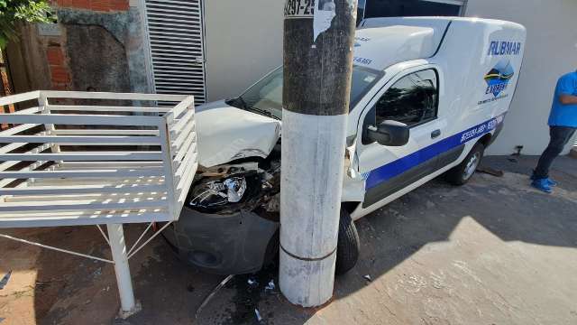 Em trecho sem sinaliza&ccedil;&atilde;o, Fiorino bate em Sandero e para entre muro e poste