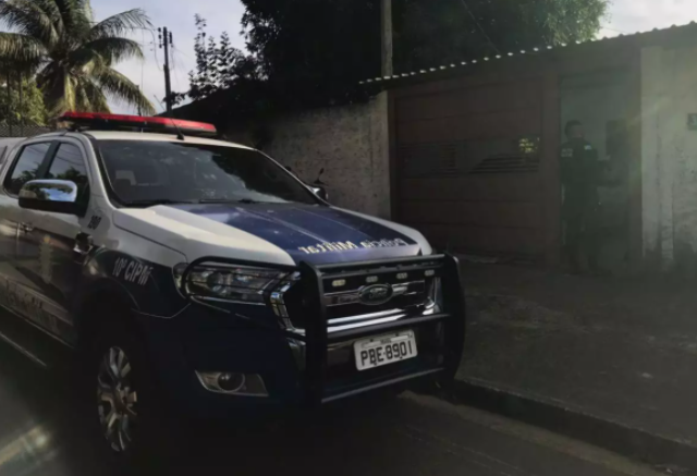 V&iacute;tima muda vers&atilde;o e diz que atirou contra ladr&atilde;o para proteger neta