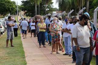 População faz fila para tomar da vacina no Guanandizão (Foto: Kísie Ainoã)