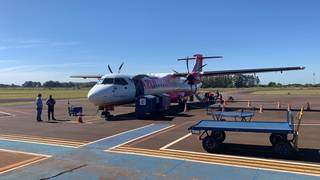 Avião da Azul hoje no aeroporto de Dourados, que fecha amanhã para reforma (Foto: Divulgação)