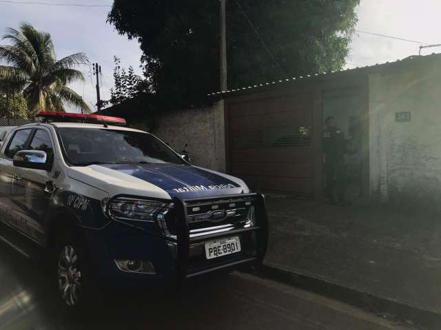 V&iacute;timas dizem que ladr&atilde;o foi baleado pelo comparsa em briga durante assalto
