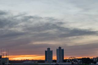 Capital amanheceu com céu nublado, mas previsão é de tempo aberto (Foto: Henrique Kawaminami)
