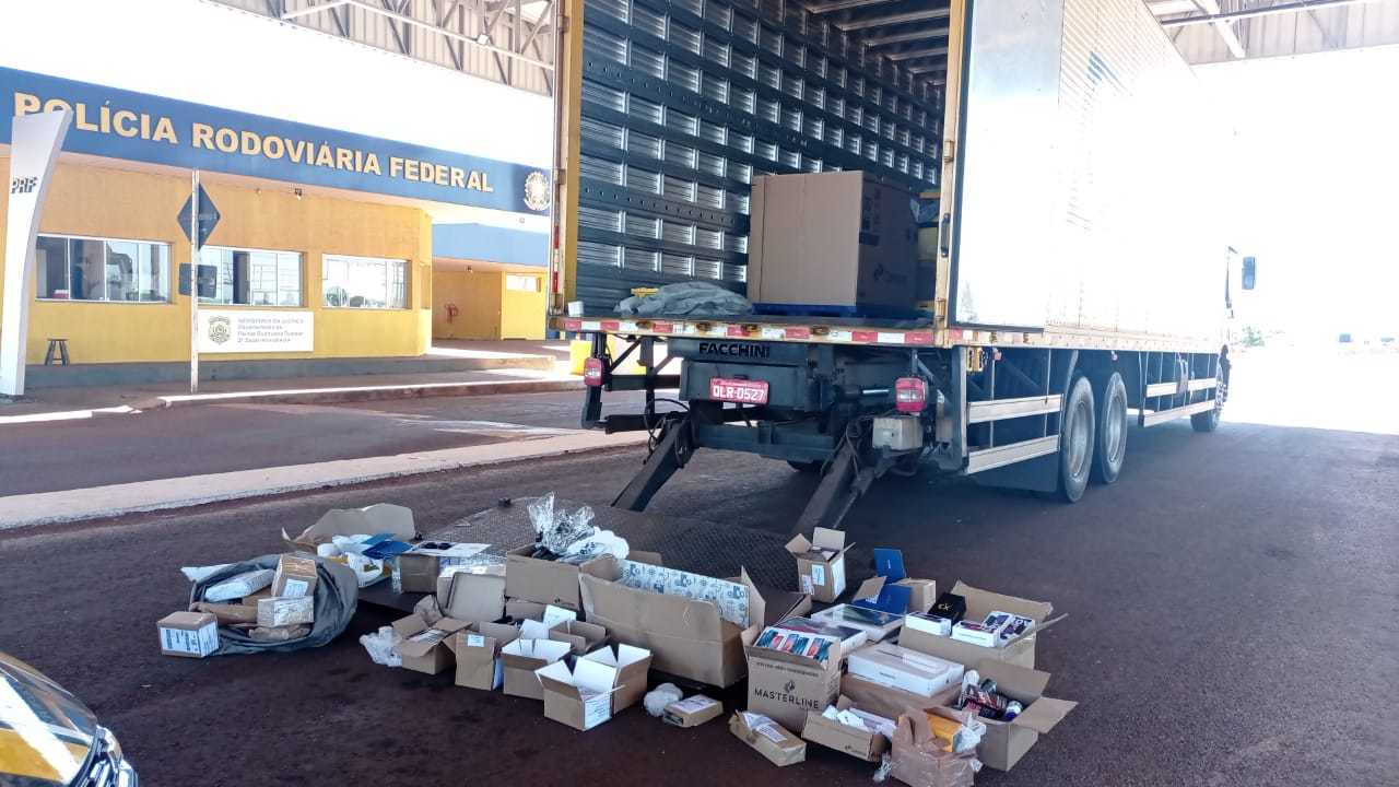 Caminhão apreendido no posto de fiscalização da PRF em Ponta Porã (Foto: Divulgação)