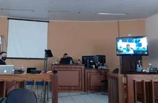 No canto direito, Luis por videoconferência durante julgamento nesta tarde em Amambai (Reprodução)