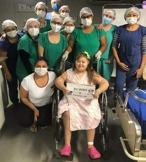 Mariana, de 10 anos, posa ao lado da equipe que lhe cuidou nos últimos 20 dias internada (Foto: Arquivo Pessoal)