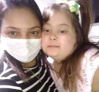 A menina e sua mãe durante selfie; para Elza, foram 20 dias de incerteza se voltaria com a filha para casa (Foto: Arquivo Pessoal)