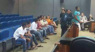 Na imagem, os 11 que respondem pela morte de Coroa, ocorrida em 2017, participando de audiência judicial em 2018 (Foto: Arquivo)