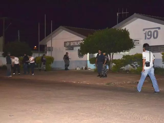 Movimentação na frente da base da PM nas Moreninhas depois que granada foi jogada no local, em 27 de novembro de 2012. (Foto: Arquivo/Campo Grande News)