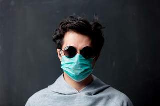Homem com óculos escuro e máscara no rosto: disfarce ou rotina? (Foto: Reprodução)