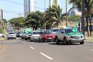 Vários carros participaram de carreata neste sábado pelo Centro de Campo Grande (Foto; Kisie Ainoã)