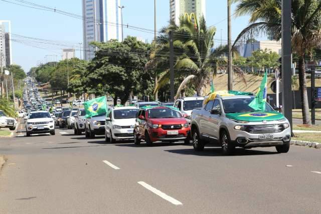 Manifestantes miram o STF e apoiam Bolsonaro em carreata no Centro
