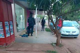 Ladr&otilde;es furtam R$ 5 mil de loja e um &eacute; preso em flagrante