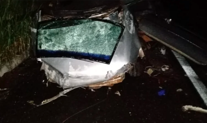 Carro da vítima ficou destruído após acidente com carreta na BR-158 (Foto: Cassilândia Notícias)