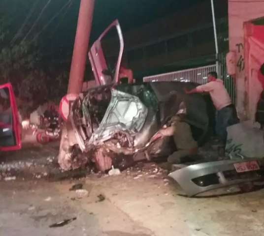 Mulher fica gravemente ferida ao ser arremessada de ve&iacute;culo na Ernesto Geisel