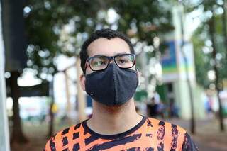 Marcos Vinicius acha que sim, quas as máscars são os novos óculos escuro (Foto: Kísie Ainoã)