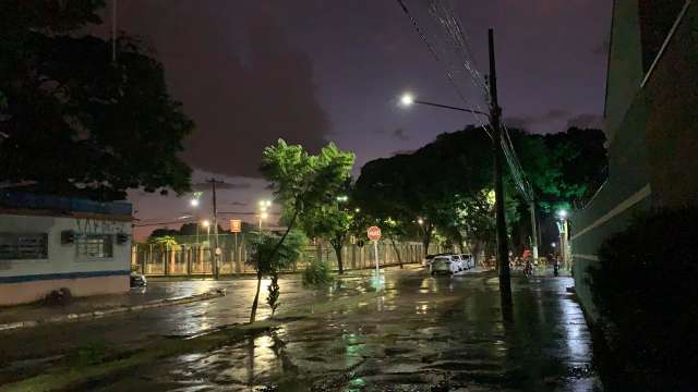 Chuva inaugura semana com previs&atilde;o de estiagem e frio de 12&deg;C