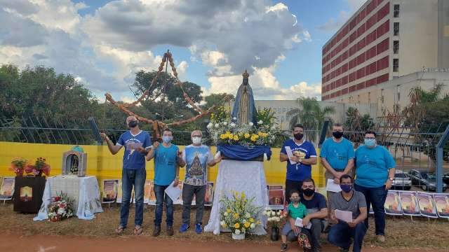 Grupo de homens faz ora&ccedil;&otilde;es por enfermos da covid-19 no HR