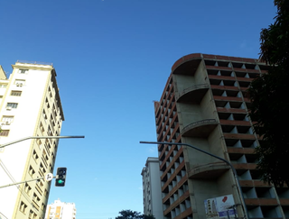 Amanhecer com céu azul de brigadeiro visto da região central de Campo Grande, da Rua Dom Aquino (Foto: Alana Portela)